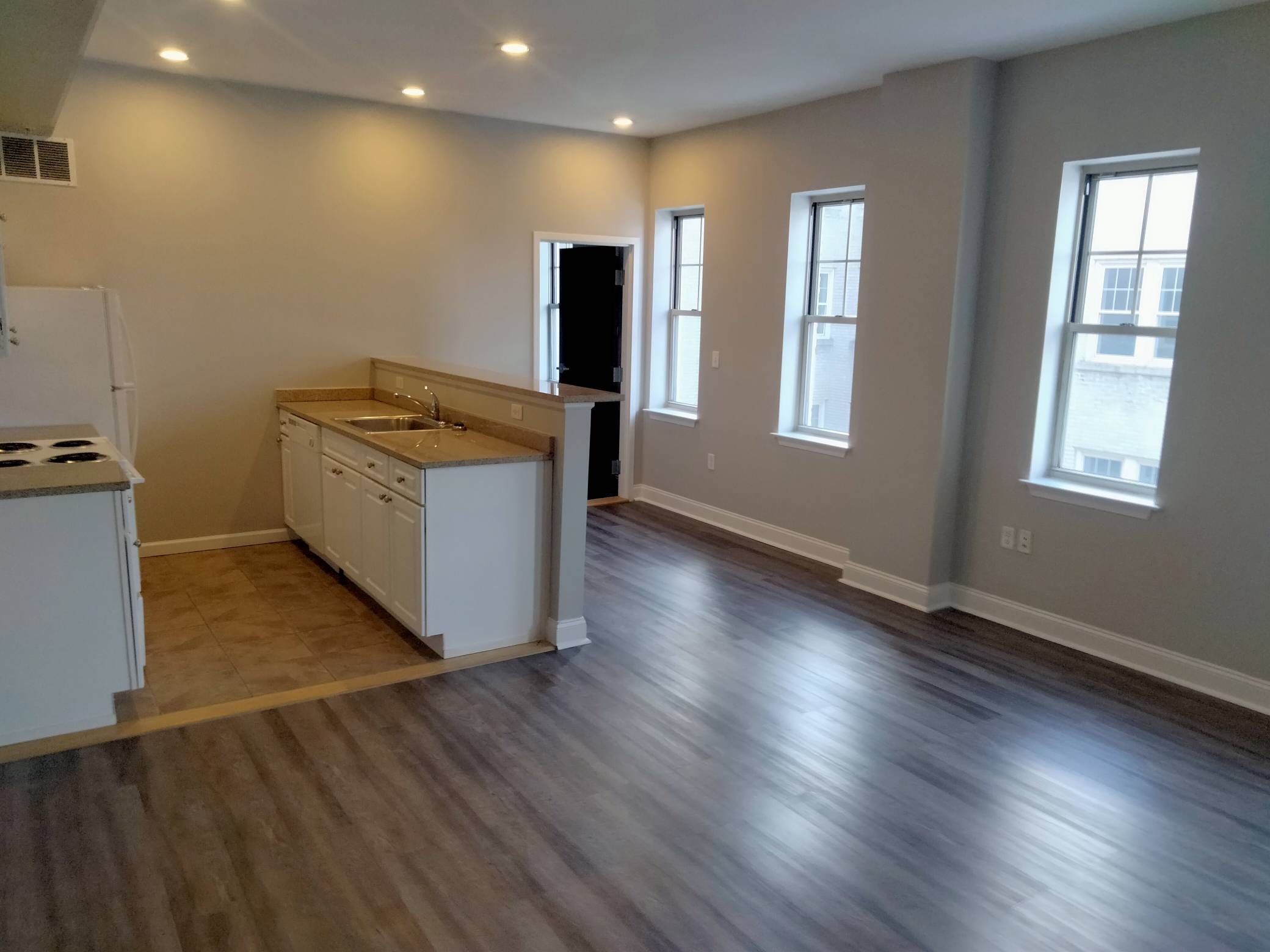 206-210 Farmington Avenue - 402